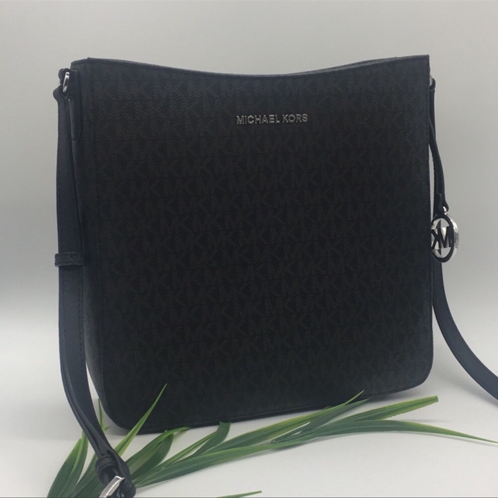 Michael Kors LG MESSENGER Crossbody Black used but well taken care of.